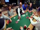 Un dealer ramasse les cartes de cette joueuse alors qu'elle est en All-in