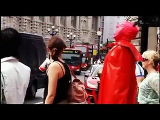 Le diable prend du bon temps dans les rues de Londres