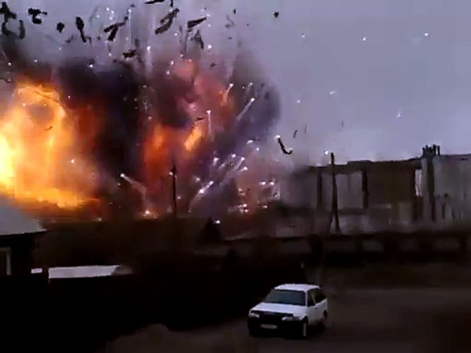 Une usine remplie de feux d'artifices explose en pleine journée