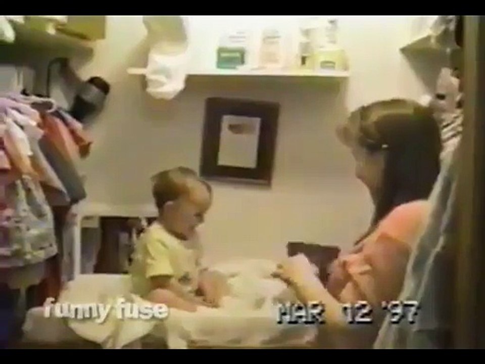 Les premiers mots de ce bébé sont HAPPY!