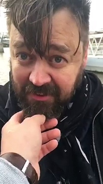 Mettre son doigt dans la barbe d'inconnus dans la rue : blague magique!