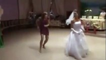 Une mariée et sa demoiselle d'honneur font le show