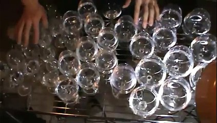 Un artiste reproduit la musique du film Harry Potter avec des verres