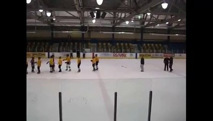 Un entraîneur montre le mauvais exemple à son équipe