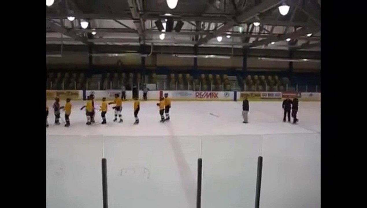 Un entraîneur montre le mauvais exemple à son équipe