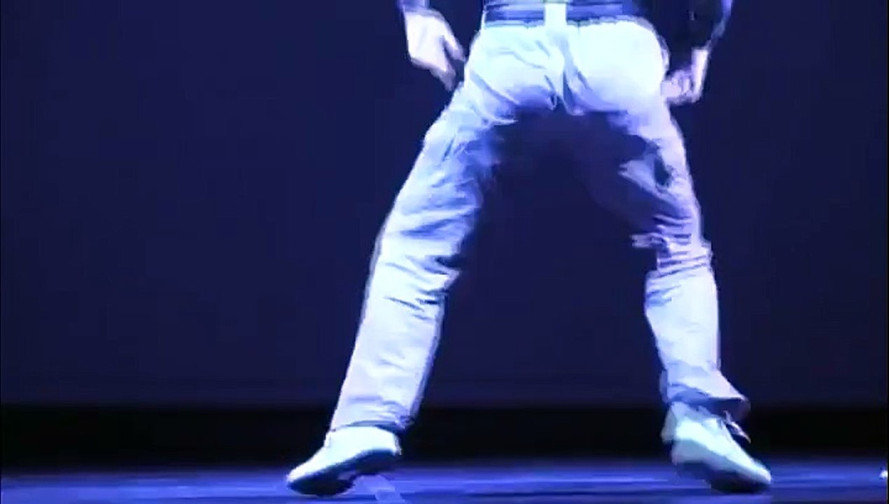 Un danseur fou met une ambiance de dingue dans la salle