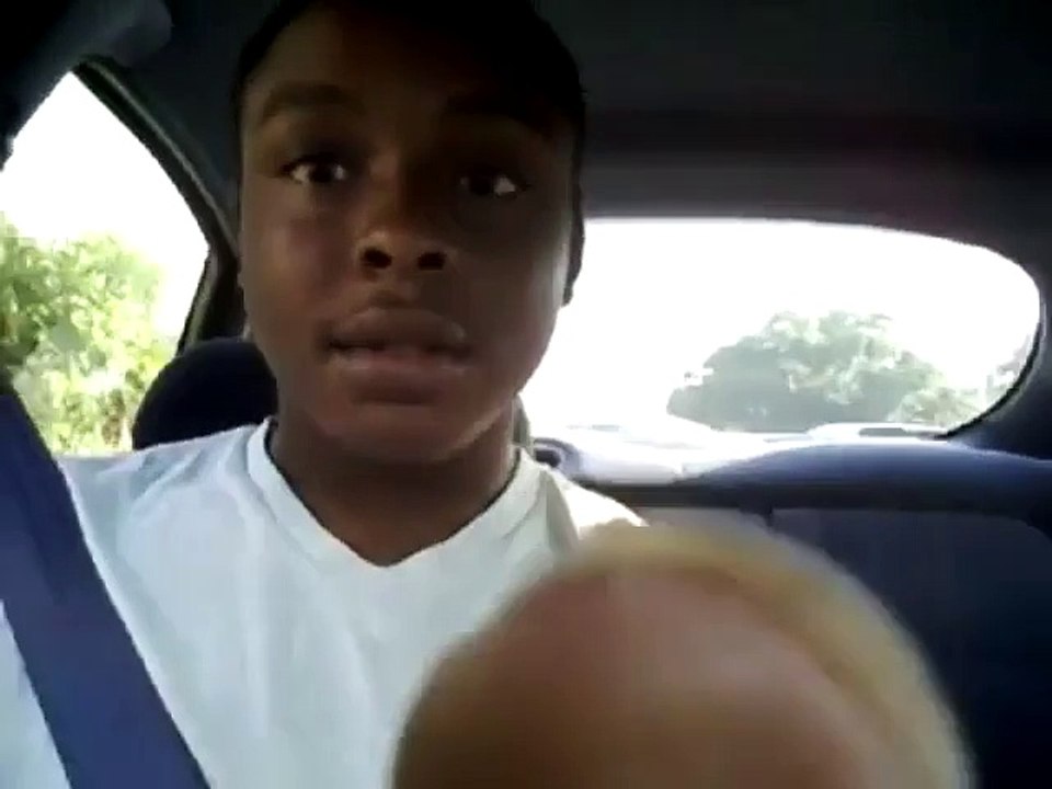 Un gamin fait stressé sa maman. Trop bon!
