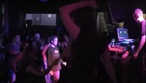 Un DJ s'énerve sur une fan qui veut lui faire un bisou