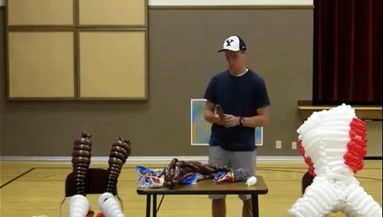 Il crée un basketteur avec plein de ballons