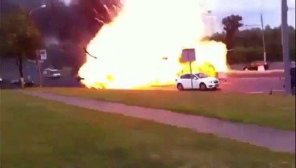 Une voiture explose en plein centre-ville. OMG!