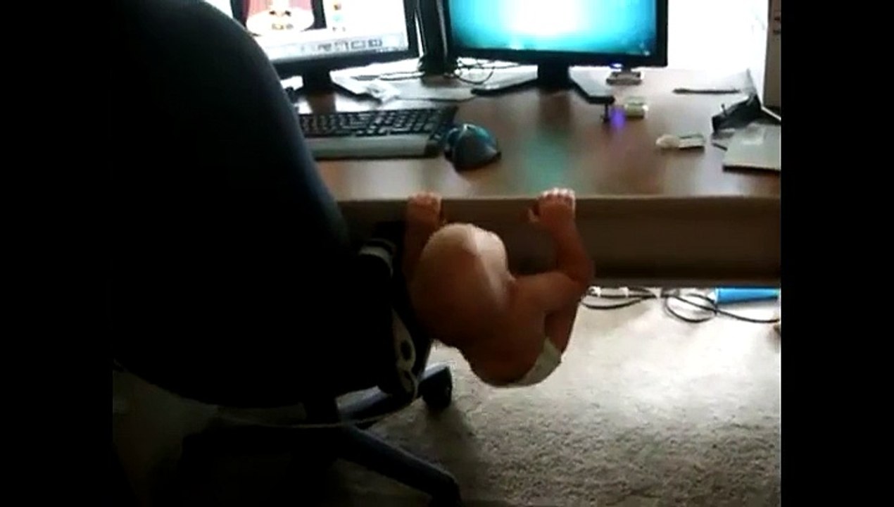 Un beau petit bébé fait des tractions