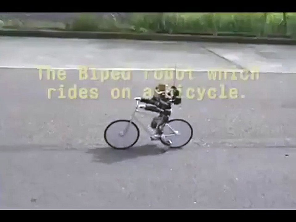 Un petit robot sur un vélo téléguidé