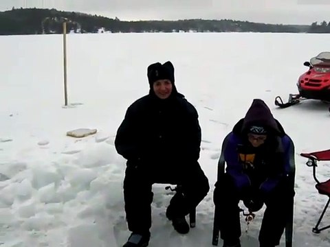 Un grand malade sort de la glace en maillot de bain !