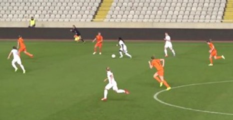 Kadın Futbolcu, Rakipleriyle Adeta Dalga Geçerek Topu Ağlara Gönderdi