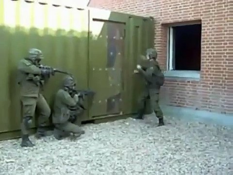 Il ne faut pas avoir fait de longues études pour incorporer l'armée...