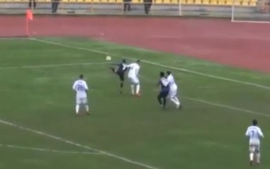 Il marque d'un sublime coup du scorpion !