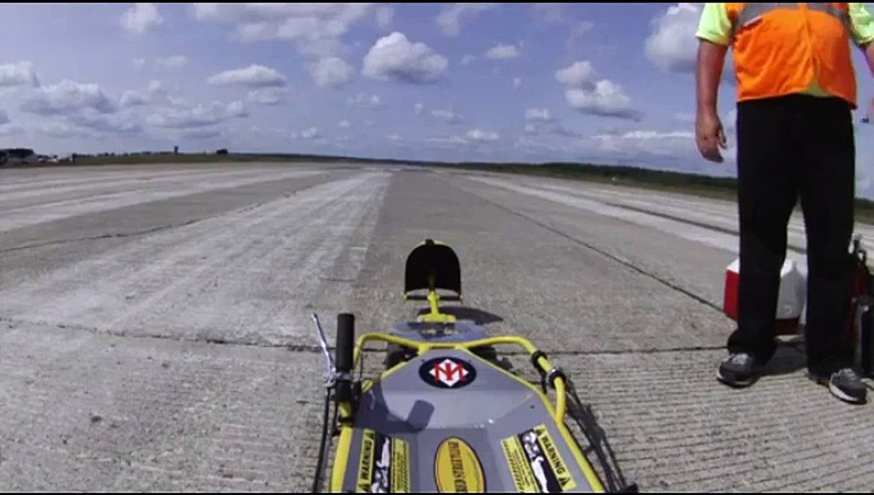 Il trace à fond de balle avec une luge à plus de 270 Km/h !!!