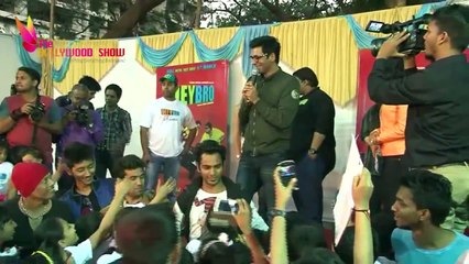 Gutthi ( Sunil Grover ) Celebrates Holi With Mahi Gill