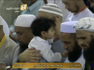 ما شاء الله ! أب يحمل إبنه أثناء صلاة المغرب بالمسجد الحرام