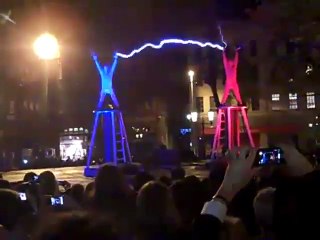 Dans les rues de Belfast Zeus et Thor se battent à coups d'éclairs ...