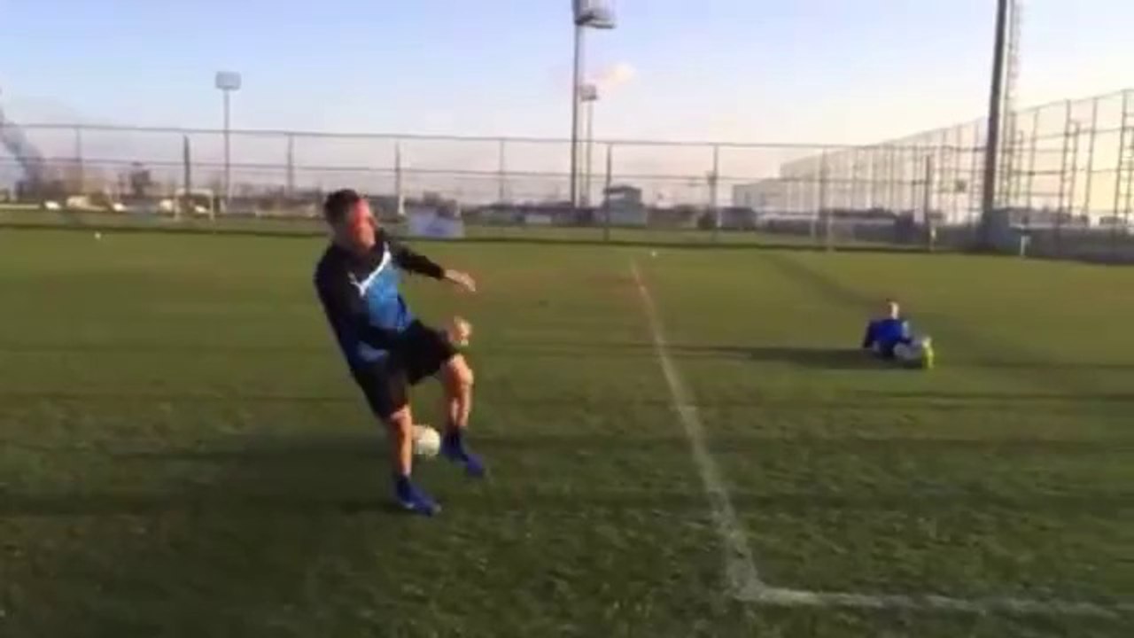 Tirer un péno avec la tête qui tourne !