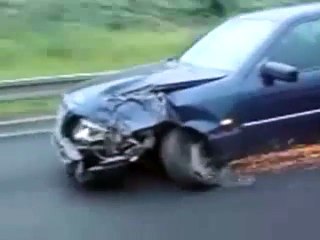 Mercedes ça roule ! Même sur 3 roues !!!