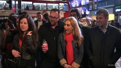 Un magicien met un IPhone dans une bouteille