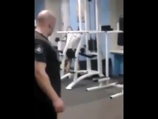 Deux potes filment un énergumène à la muscu !