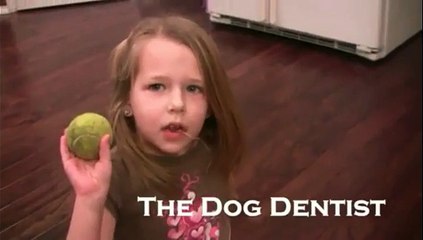 Une gamine enlève une dent de lait avec son chien ...