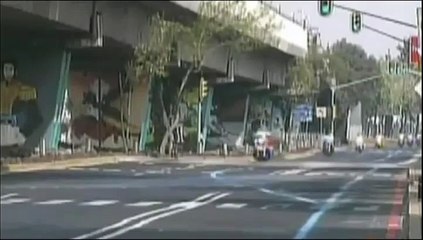 Un motard policier oublie un dos d'âne