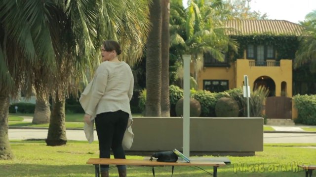 Il ouvre une porte dans un parc qui le fait disparaître et fait halluciner les passants