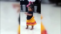 La reina de la danza tradicional de Tahití tiene menos de dos años
