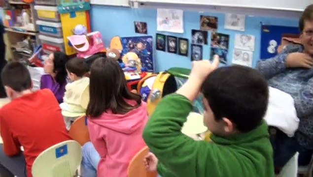 Los bomberos de Leganés visitan a los niños ingresados en el ’Severo Ochoa’