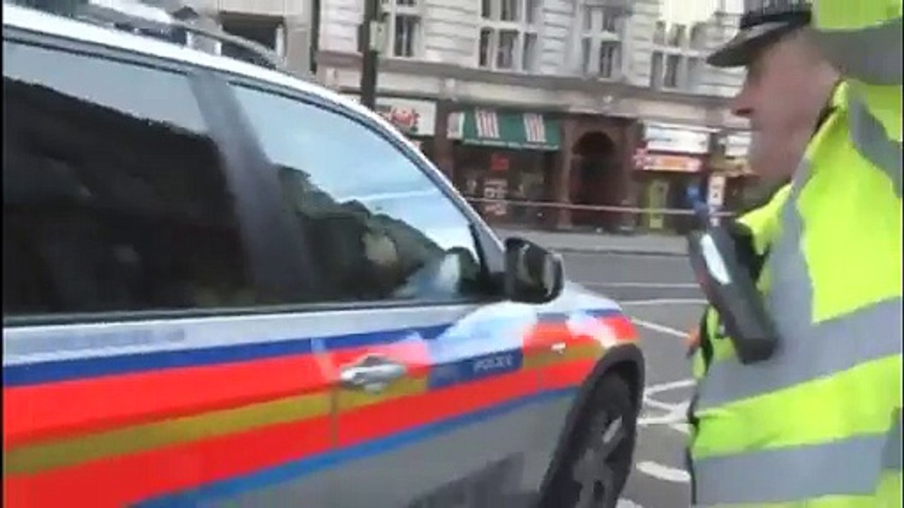 Un anglais tout nu sur une statue à Londres