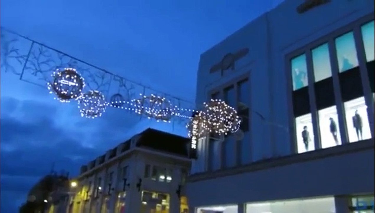 Nouvelle déco de Noël... Le pénis de Noël dans les rues de Brigthon