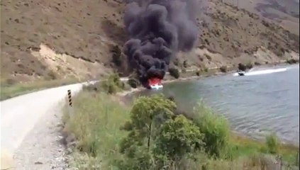 Comment éteindre un bateau en feu sur un lac