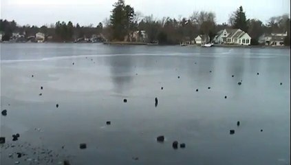 Des cailloux sur un lac gelé font le bruit de pistolaser