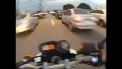 Un motard s'éclate dans des bouchons sur une autoroute brésilienne