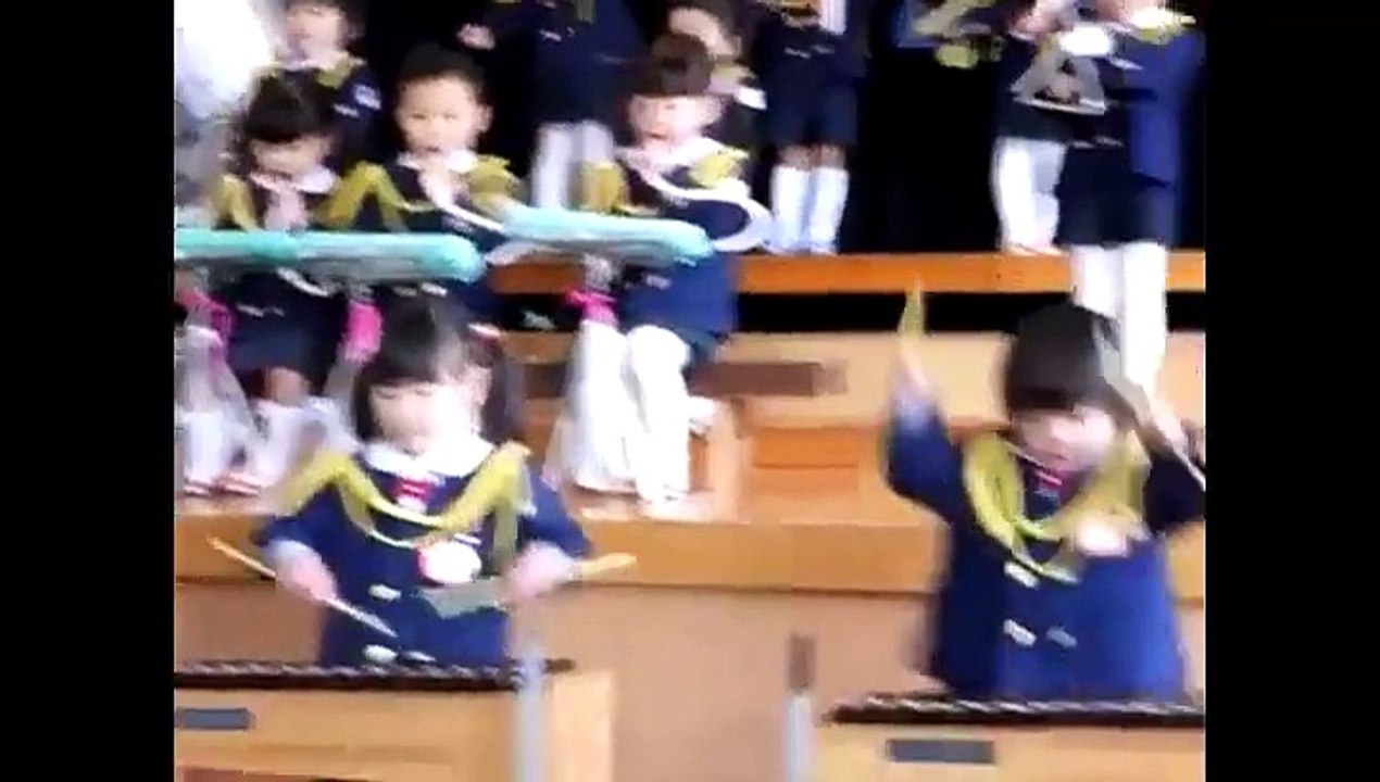 Un jeune enfant de trois ans et demi au xylophone