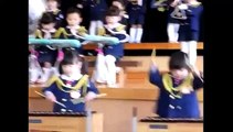 Un jeune enfant de trois ans et demi au xylophone