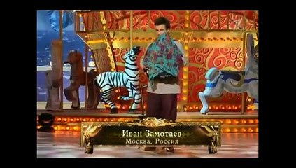 Un russe avec une bouteille de vodka et un accordeon