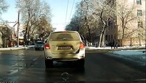 Un taxi russe fait demi-tour à 180° en plein traffic