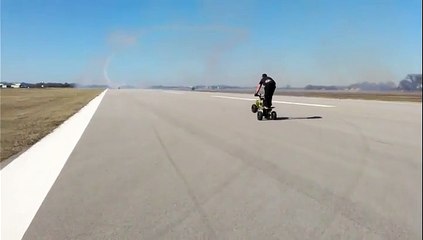 Un avion frôle un caméraman à 1 mètre du sol a 320 Km/h