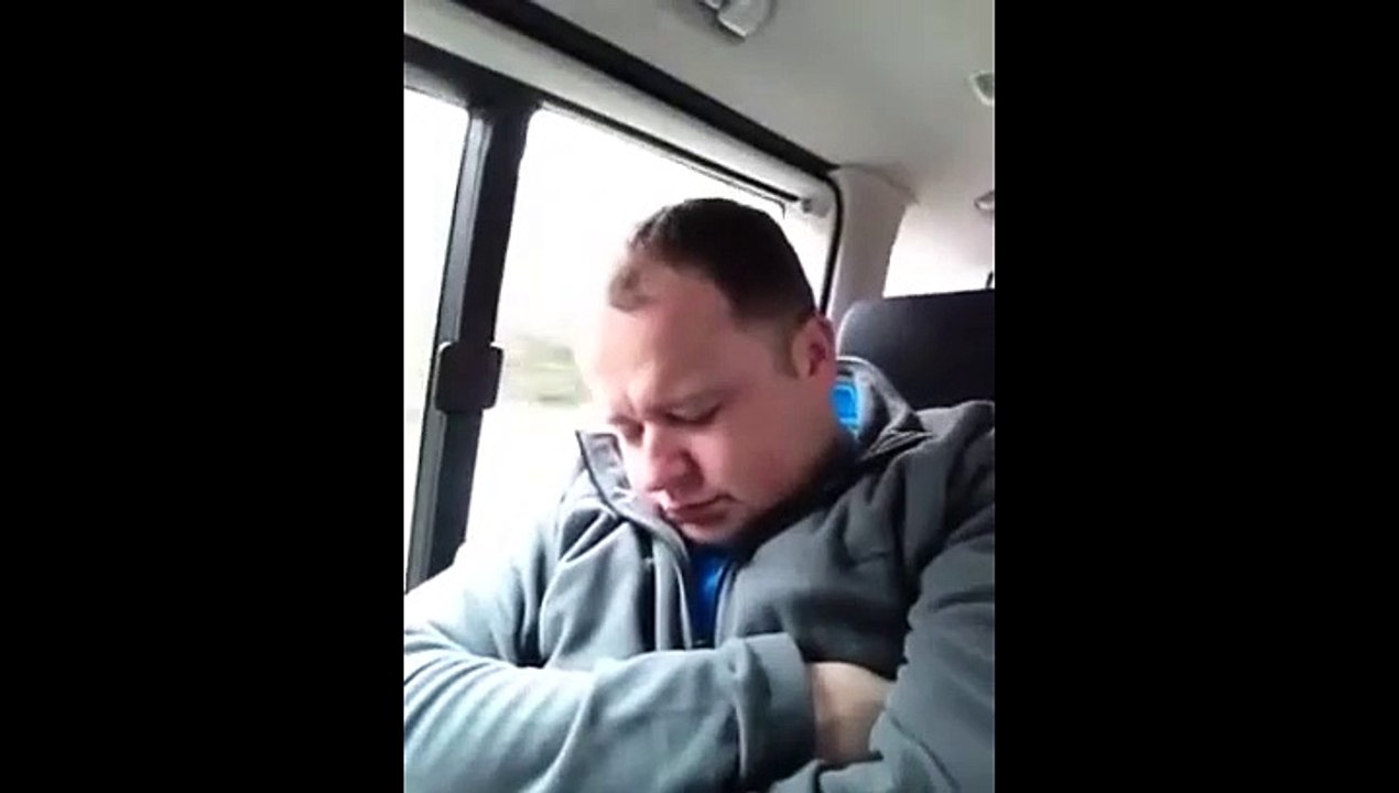 Réveiller un pote en stress quand il dort dans la voiture