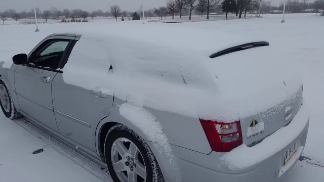 Une méthode originale et efficace pour déneiger rapidement sa voiture
