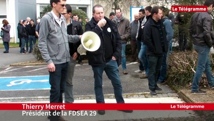 Quimper. Les agriculteurs devant la Direction des Territoires et de la Mer
