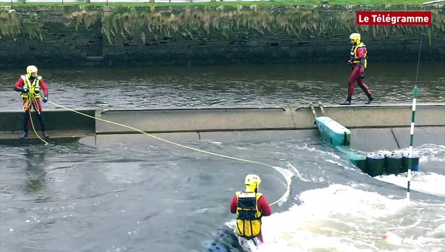 Lannion. Exercices en eaux vives : les pompiers dans le bain