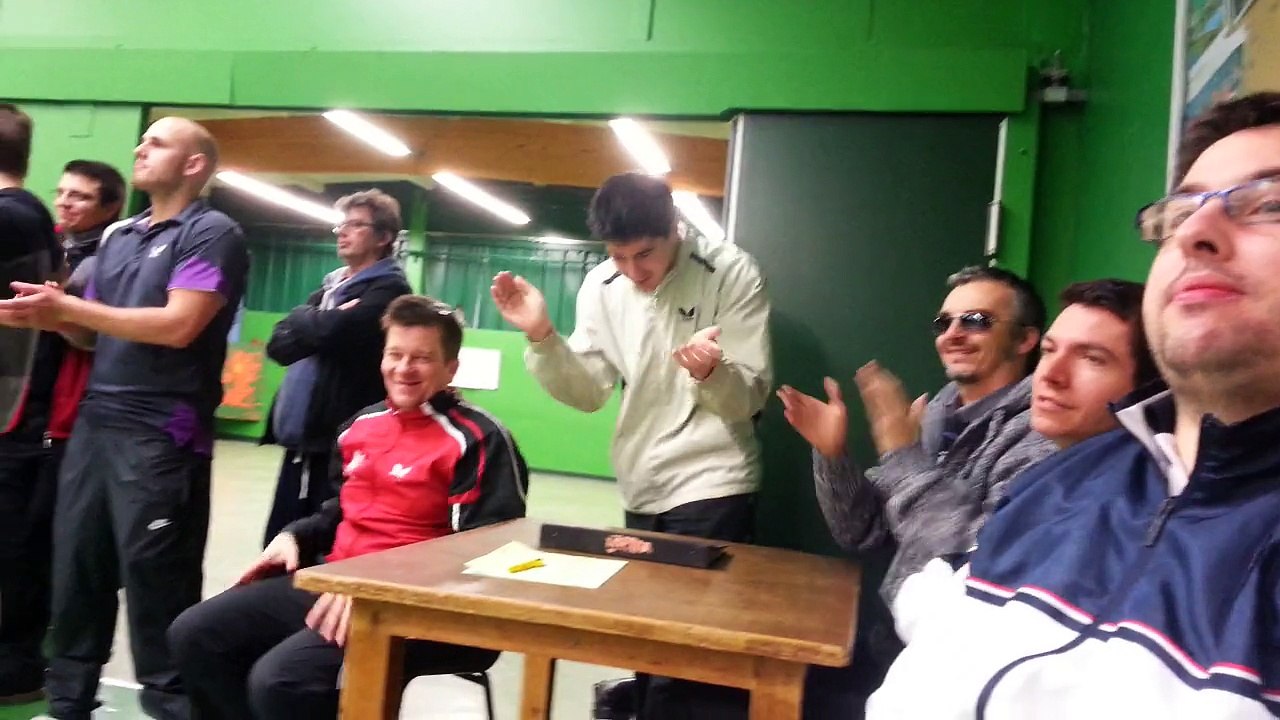 Les tribunes s enflamment pour le match de Kevin qui donne la victoire à son equipe.