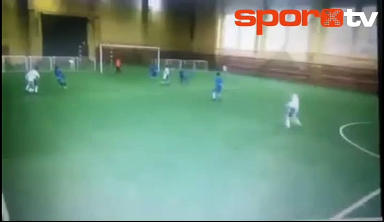 Antrenörden küçük futbolcuya acımasız tekme!...