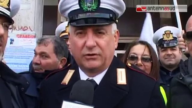 TG 11.03.15 Vigili urbani in protesta a Bari per chiedere gli stessi diritti